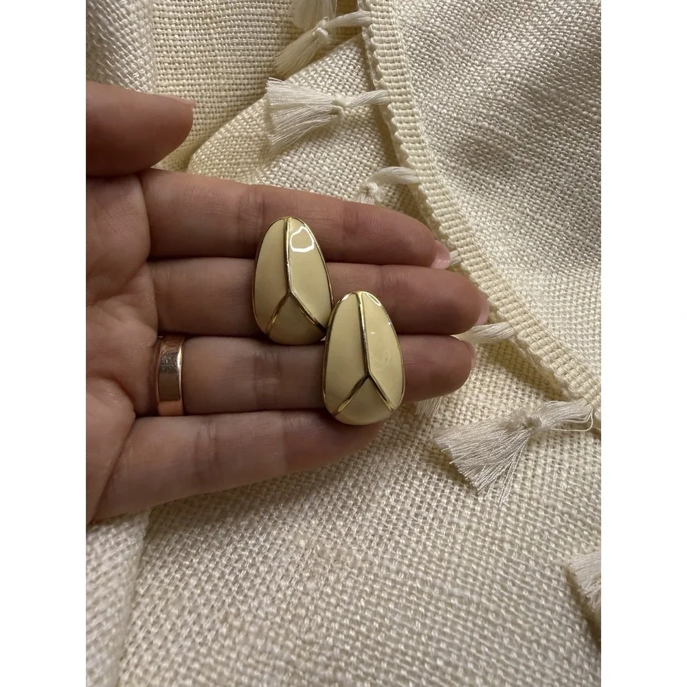 Vintage Trifari Gold Tone Cream Enamel‎ Oval Stud Earrings Signed MCM Geometric